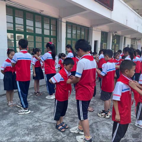 丹洲镇中心小学“童心向党传承红色基因，争做时代好队员”入队仪式主题活动