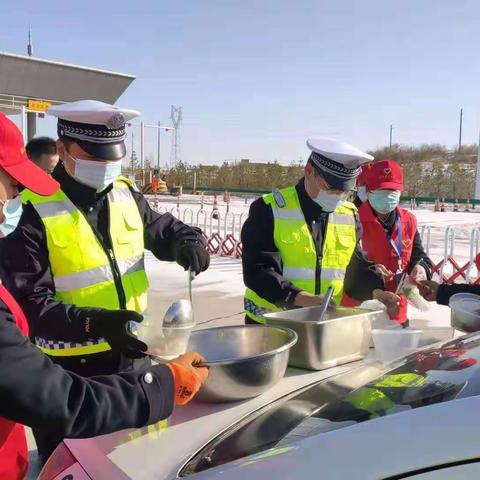 暖心一幕：榆靖大队民警为滞留驾驶员送上“爱心暖餐”