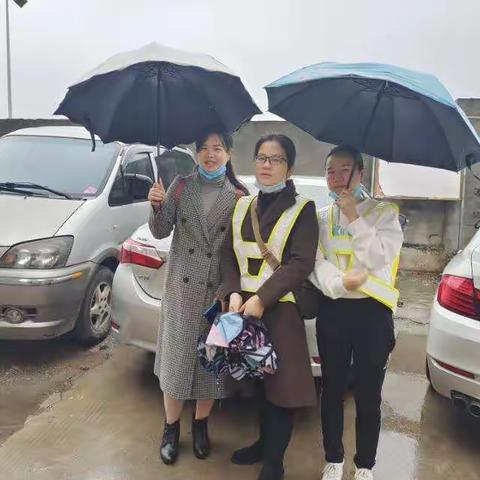 无私奉献的护学岗，就像缕缕阳光温暖着你我他，更像清纯的雨露滋润着一棵棵嫩嫩的春芽！