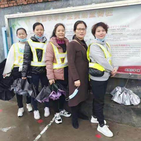 无私奉献的护学岗，就像缕缕阳光温暖着你我他，更像清纯的雨露滋润着一棵棵嫩嫩的春芽