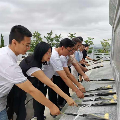 中共三亚传媒影视集团有限公司第八党支部主题党日活动 瞻仰烈士陵园 缅怀革命先烈