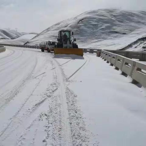 拂晓行动 除雪保畅——湟源公路总段全力以赴迎战“春雪”