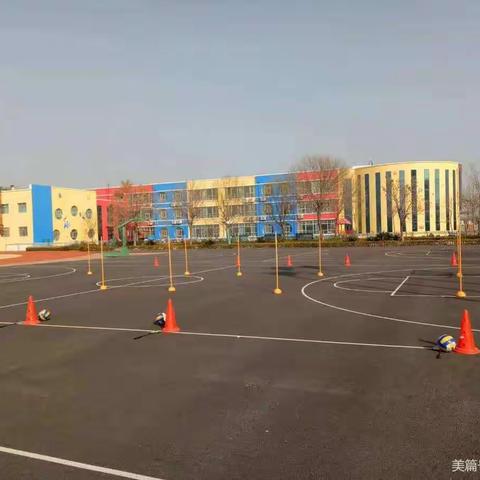 羊口中心小学举行全校女教师托排球接力跑活动庆祝“三八妇女节”