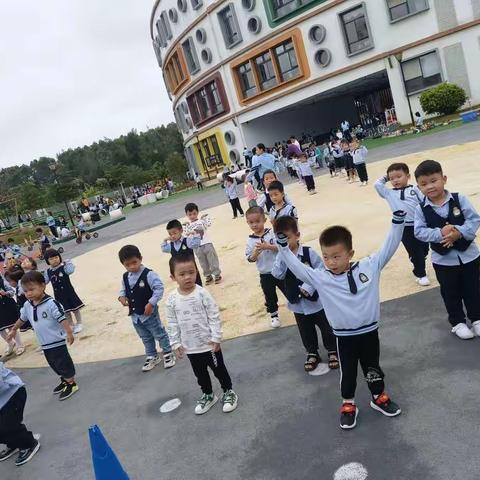 海口市秀英区时代幼儿园小二班早操活动