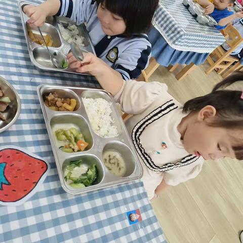 我最棒，我能行--海口市秀英区时代幼儿园小二班生活自理能力大比拼