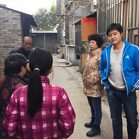 西药王洞社区工作人员摸排走访辖区困难人员
