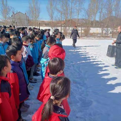 冰雪运动进校园——西崖门子中心小学雪地拔河比赛