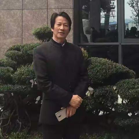 中国工艺美术大师，江西省工艺美术家协会主席……吴淦欣