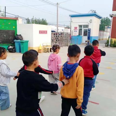 走进小学，快乐体验 ——二站幼儿园参观小学活动