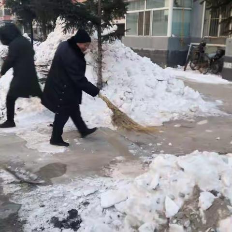 不畏严寒，创卫清雪！