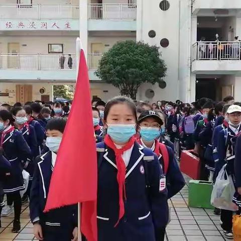 暖风轻拂梨花园，群童漫游山花处。