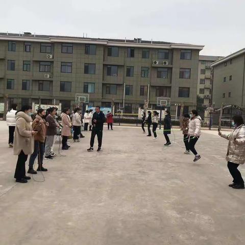 南蒲社区小学教师跳绳比赛