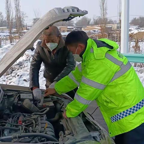 利剑行动｜电瓶亏电，执勤员“牵线搭电”
