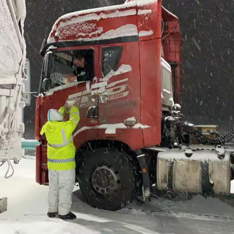 奎东匝道收费站雪天送温暖