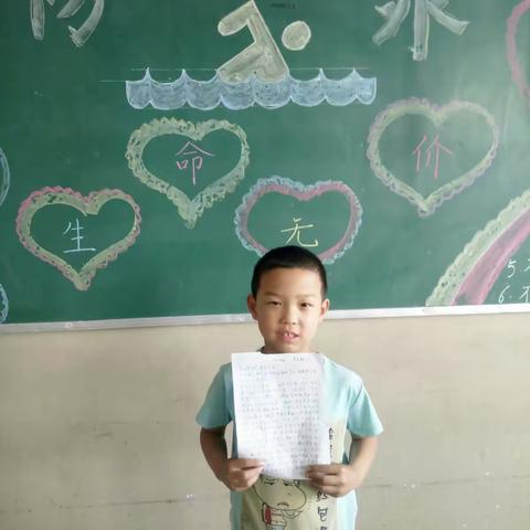 同学们在演讲防溺水知识