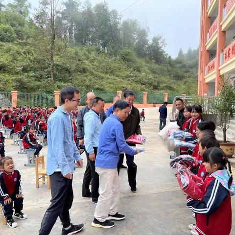 曲靖市税务局帮扶工作队为鲁纳乡窝坡小学捐赠价值七万余元的爱心物资
