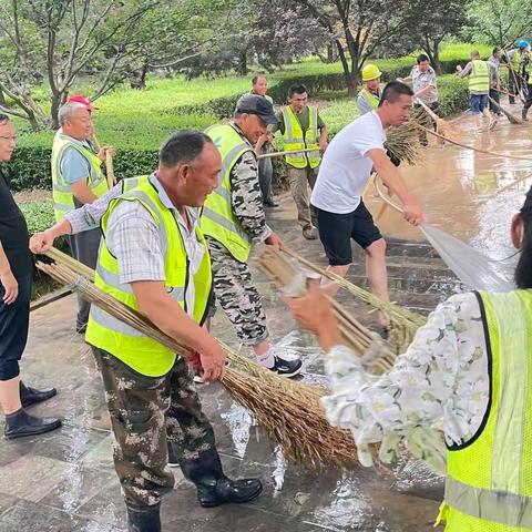 极端强降雨导致渭南多处路段积水严重 园林绿化处紧急排涝保畅通