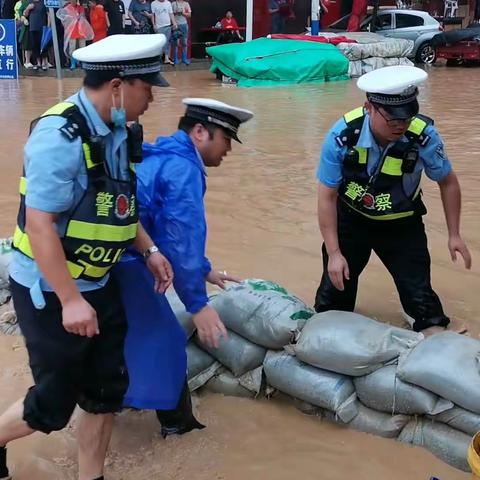 镇安交警全力以赴抗洪抢险确保道路交通安全