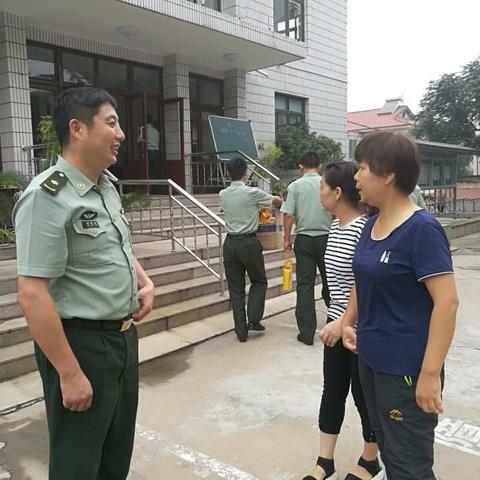 庆祝八一建军节，六里山路走访辖区部队官兵
