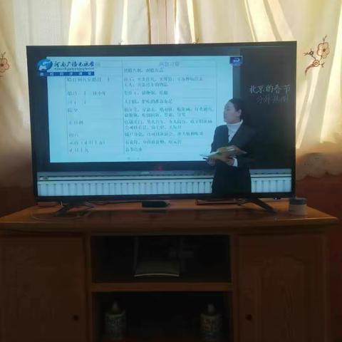 都里一中六年级第一天观看电视直播纪实