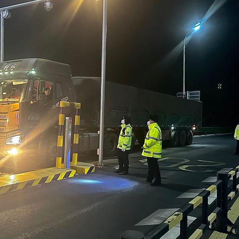 磨刀石收费站开展联勤联动治理超载超限车辆专项行动