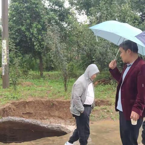 代王街道办纸李村党支部书记、村主任郭向军冒着大雨 查看雨水灾害，关心民生生活