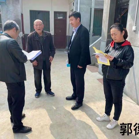 纸李村党支部书记郭向军、住村干部孙建东科长，李宇飞等同志进村入户“六查、六问仔细排查所存在问题