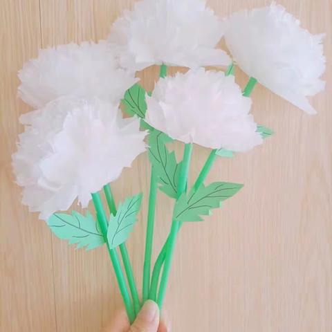 以鲜花祭奠先烈          用思念延续深爱