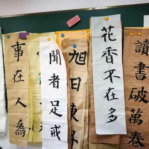 翰林少儿书法班学生认真写字，