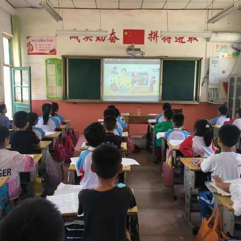 岭泉镇中心小学组织观看《中小学德育学堂》教育视频