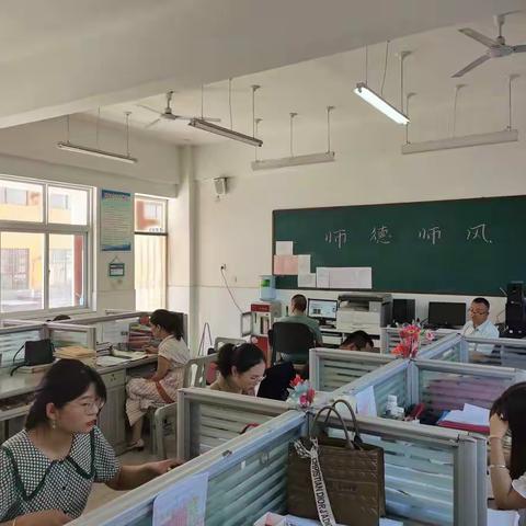 学习最美教师 争做育人楷模——石涧小学组织全体教师学习