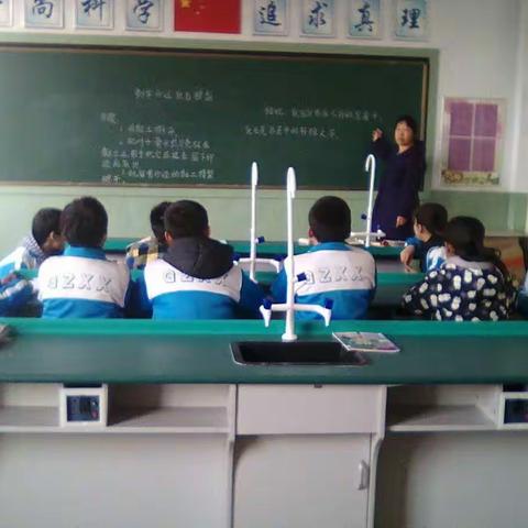 实干郊区---贡村小学六年级科学教师岳爱莲星期二上午第二节课和学生在实验室上实验课。