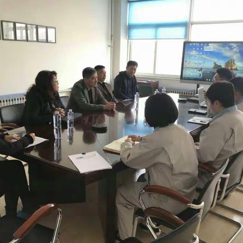 参观企业职工创新活动室