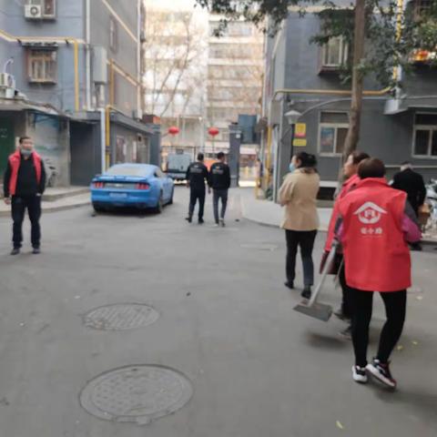 清理小区杂物 消除安全隐患