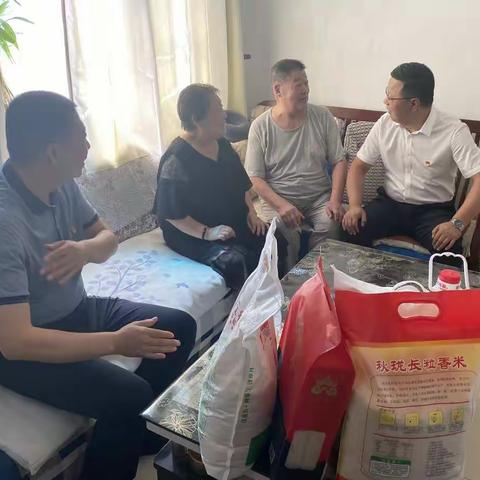 碑林区委常委、副区长赵红星走访慰问开通巷社区困难党员