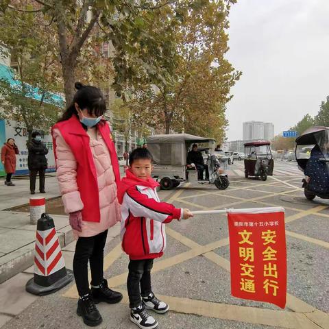 冬日里最靓丽的一抹红—十五小东校区一七荷露班家长志愿者掠影