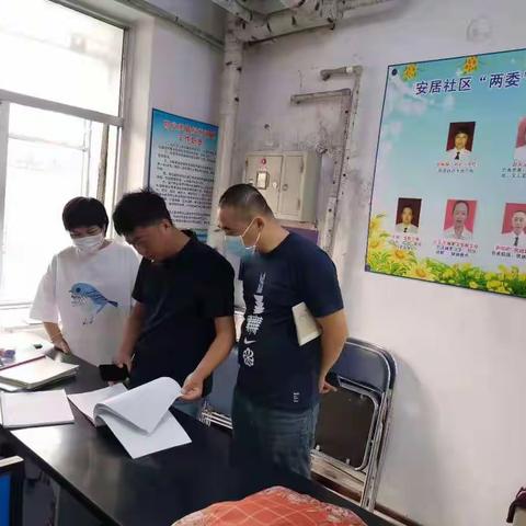 新抚区就业局到社区对就业工作进行指导