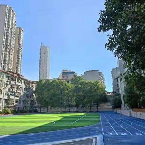 小小志愿者 打扫校园忙——中河街小学“红领巾志愿者”劳动实践活动