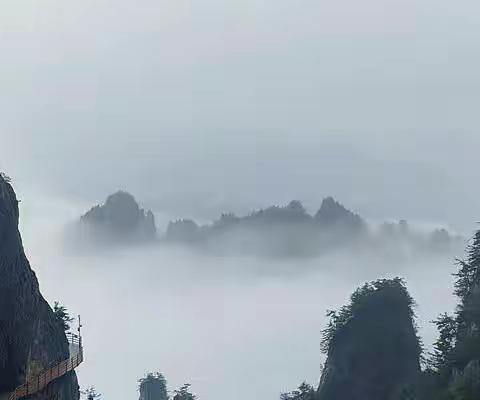 雨雾老君山
