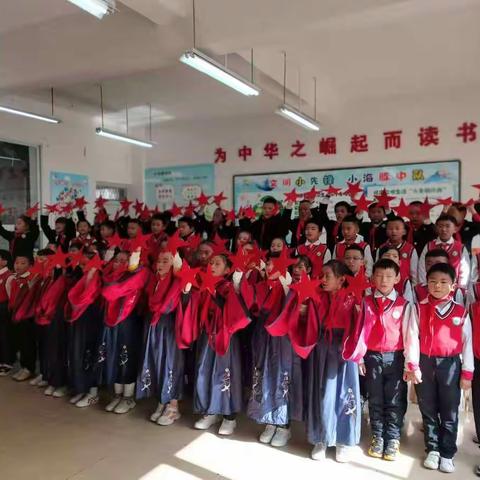 罗平县振兴小学三（7）班开展“唱支红歌给党听”为主题的歌唱比赛