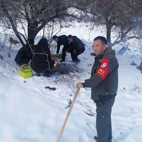 寒冷彻骨冒严寒  春节喜庆祭祖先   责任担当挑双肩  齐心协力保资源