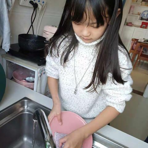 盘子洗刷刷，劳动最光荣——四（一）班同学洗盘子记