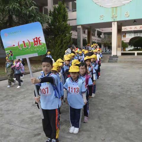 行知少年在路上——妙高小学一（1）班运动会剪影。