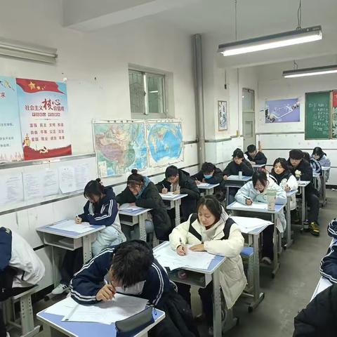 2021级8班学生认真答题中—咸阳梦圆职业学校