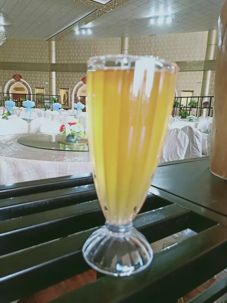 新疆伊宁独特的饮料——格瓦斯,看似啤酒非啤酒,醇厚中带点酸甜