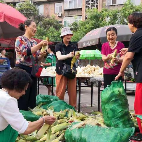 助贫帮困献爱心   老龄公益谱新篇