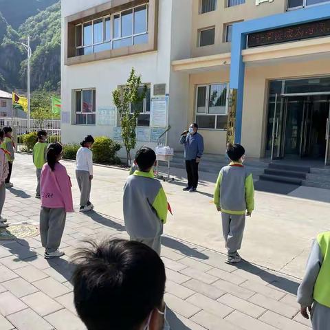 六道河中学教育集团青松岭小学读书节书签制作活动
