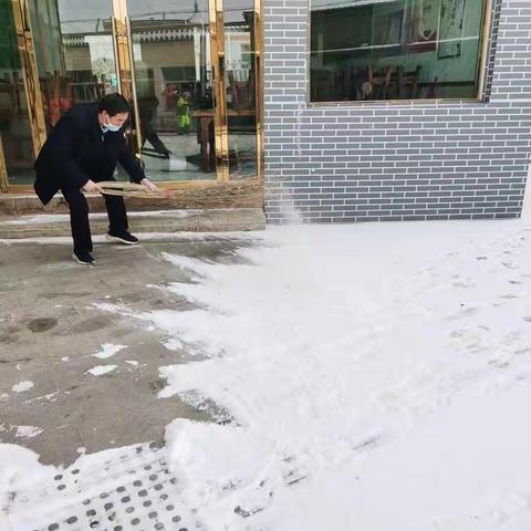 城关镇教场村组织党员群众集中清扫积雪