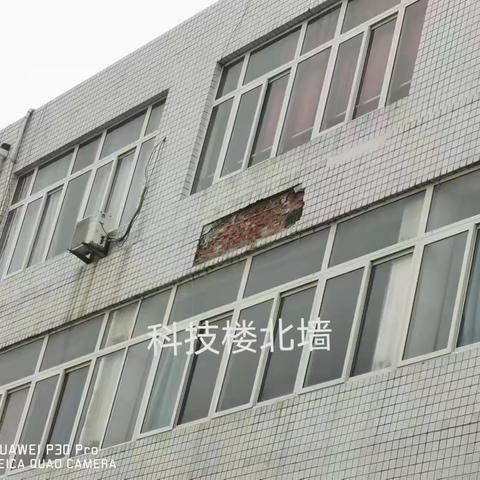 心系师生安危  维修校舍外墙