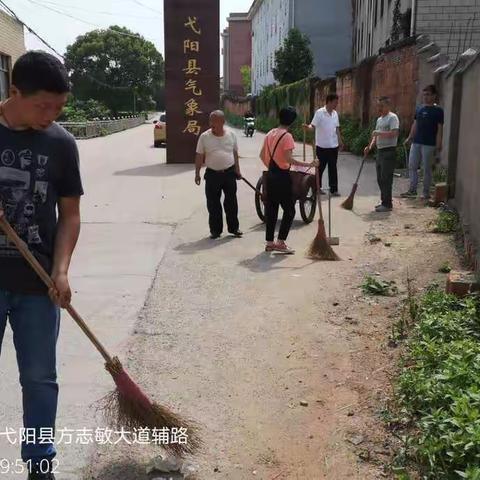 15日上午，第七网格气象局到责任区开展环境大清扫（三）